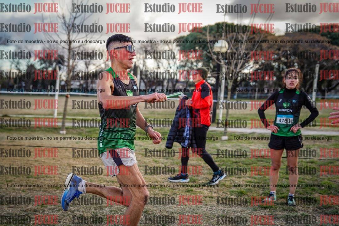 Fotos en el tercer relevo (3000 m de carrera)