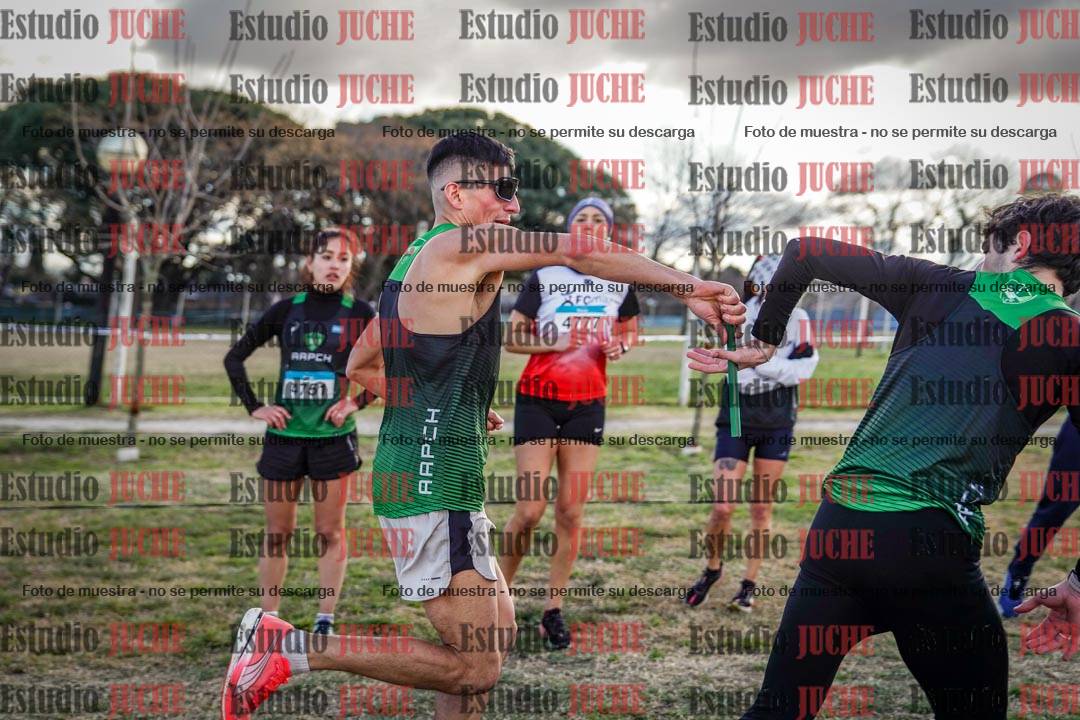 Fotos en el tercer relevo (3000 m de carrera)