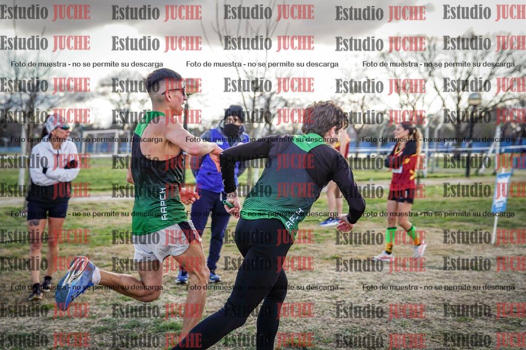 Fotos en el tercer relevo (3000 m de carrera)