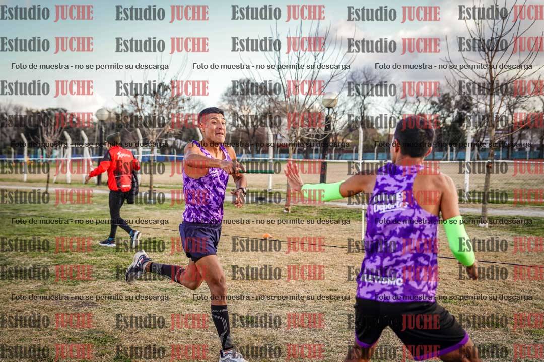 Fotos en el tercer relevo (3000 m de carrera)