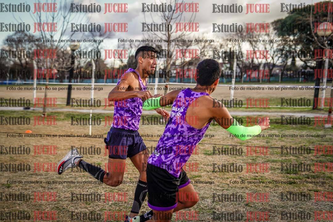 Fotos en el tercer relevo (3000 m de carrera)