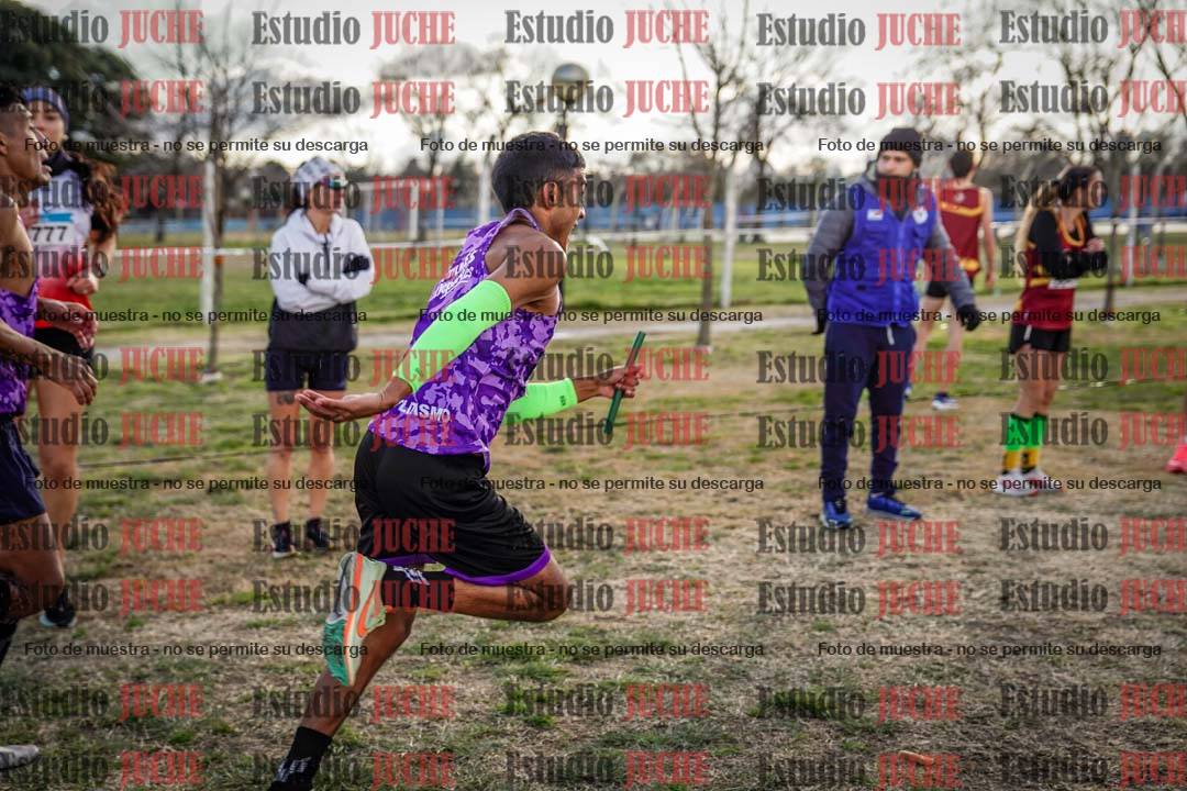 Fotos en el tercer relevo (3000 m de carrera)