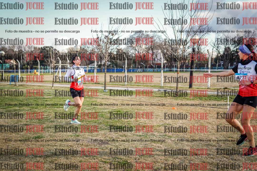 Fotos en el tercer relevo (3000 m de carrera)