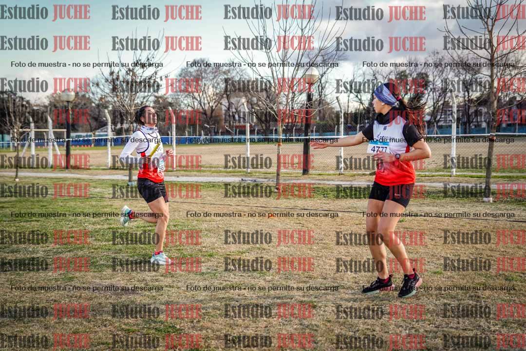 Fotos en el tercer relevo (3000 m de carrera)
