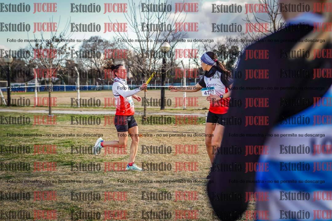 Fotos en el tercer relevo (3000 m de carrera)
