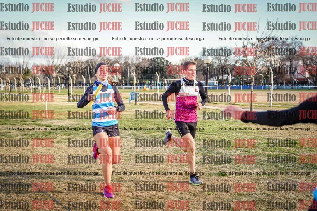 Fotos en el tercer relevo (3000 m de carrera)