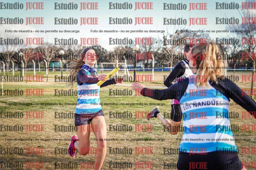 Fotos en el tercer relevo (3000 m de carrera)