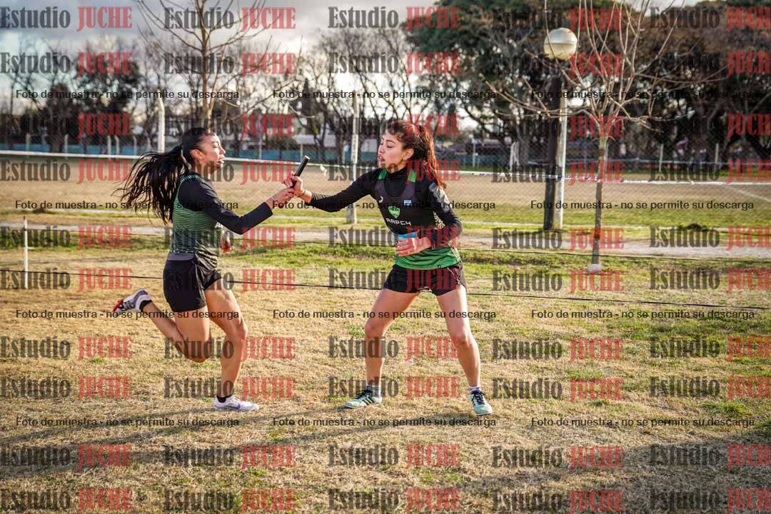 Fotos en el tercer relevo (3000 m de carrera)