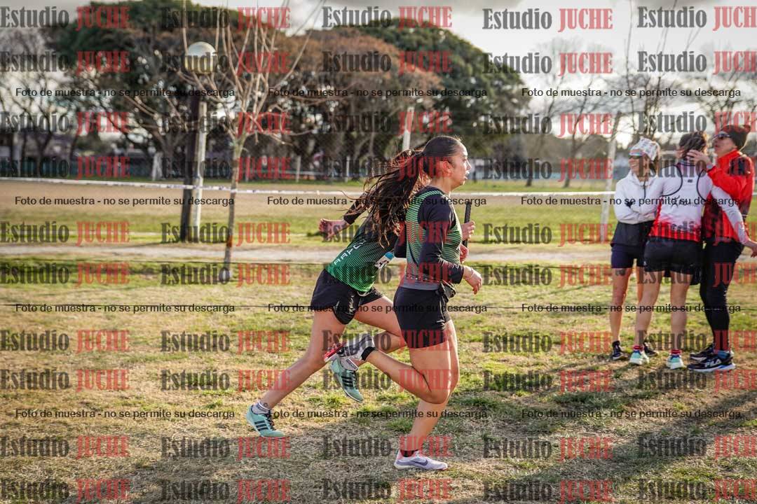 Fotos en el tercer relevo (3000 m de carrera)