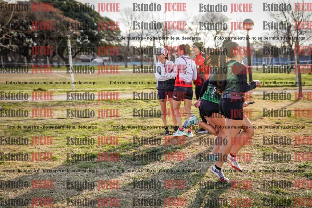 Fotos en el tercer relevo (3000 m de carrera)
