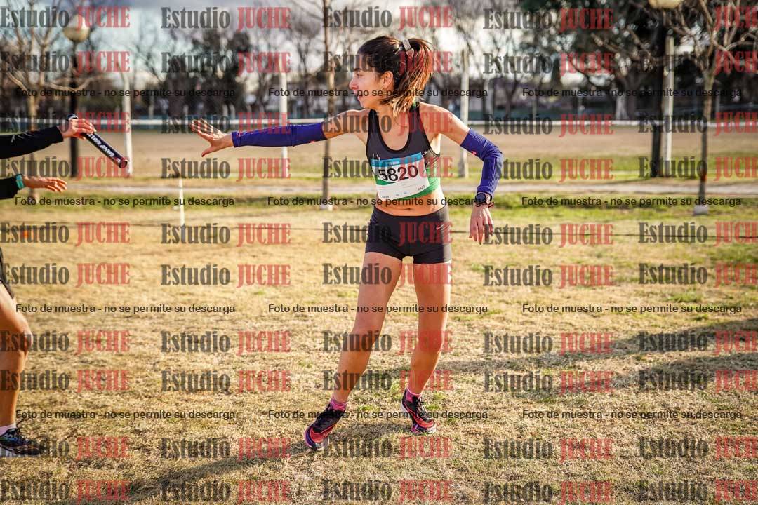 Fotos en el tercer relevo (3000 m de carrera)