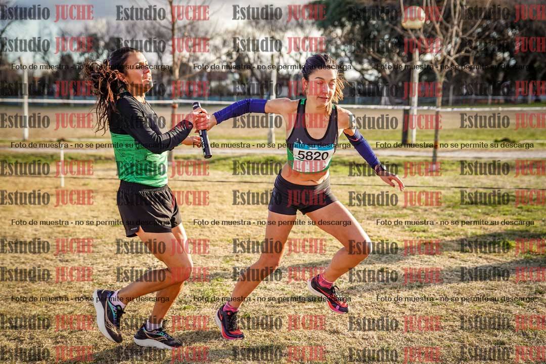 Fotos en el tercer relevo (3000 m de carrera)