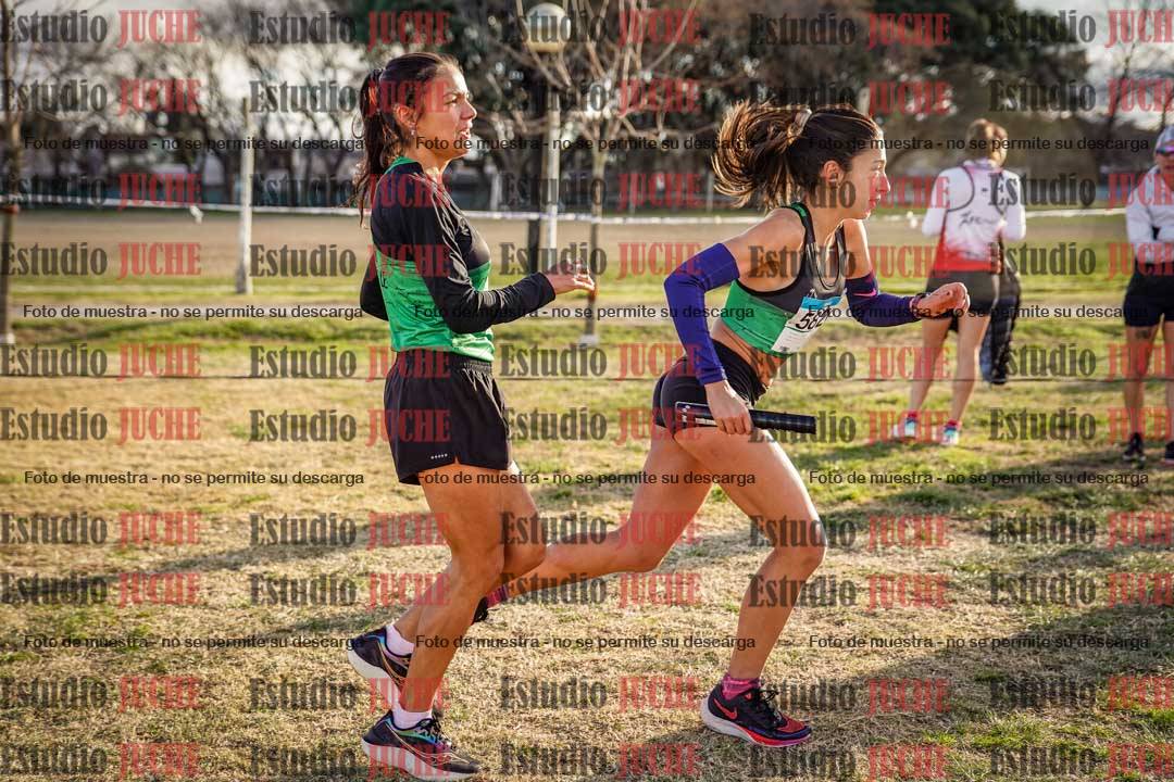 Fotos en el tercer relevo (3000 m de carrera)