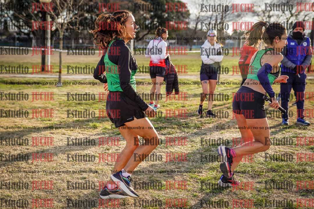Fotos en el tercer relevo (3000 m de carrera)