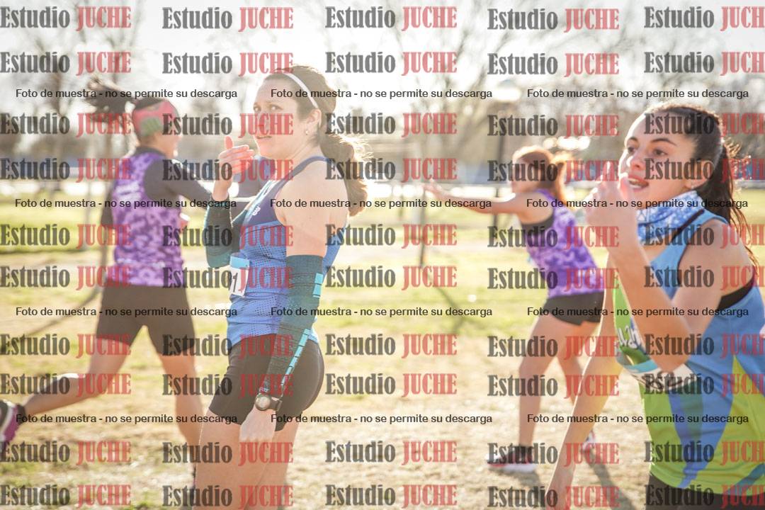 Fotos en el tercer relevo (3000 m de carrera)