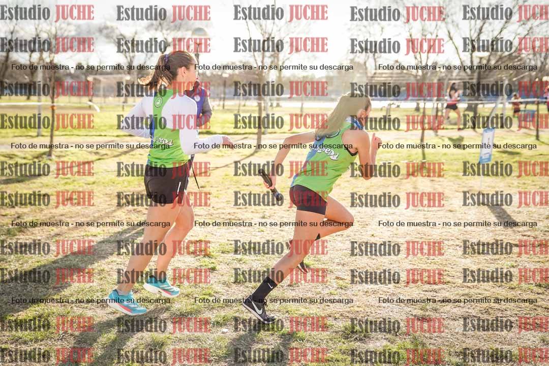 Fotos en el tercer relevo (3000 m de carrera)