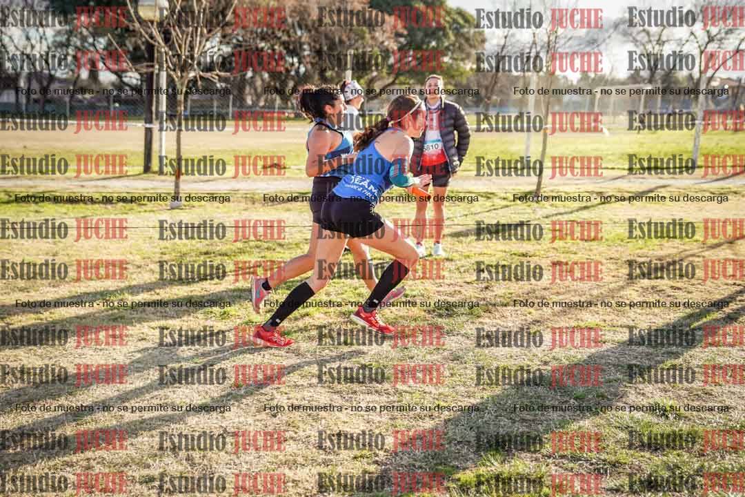 Fotos en el tercer relevo (3000 m de carrera)