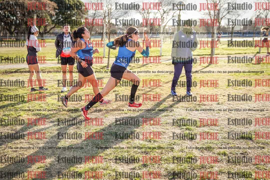 Fotos en el tercer relevo (3000 m de carrera)
