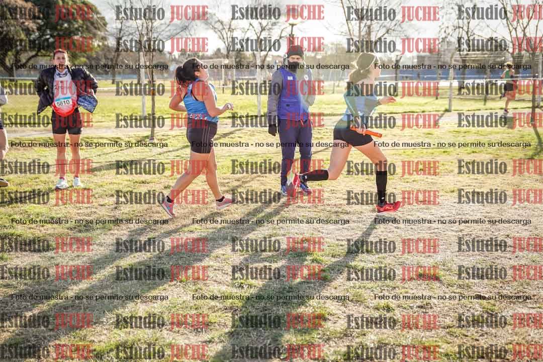 Fotos en el tercer relevo (3000 m de carrera)