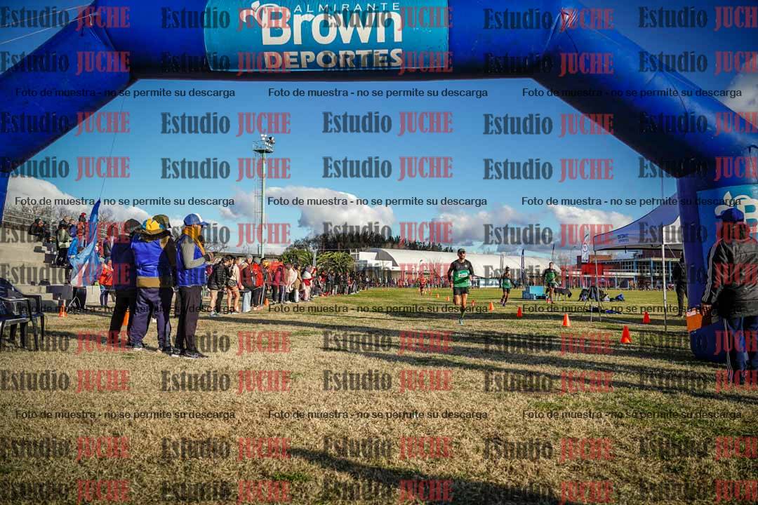 Fotos de la llegada de las postas 4 x 1000 m mixtas
