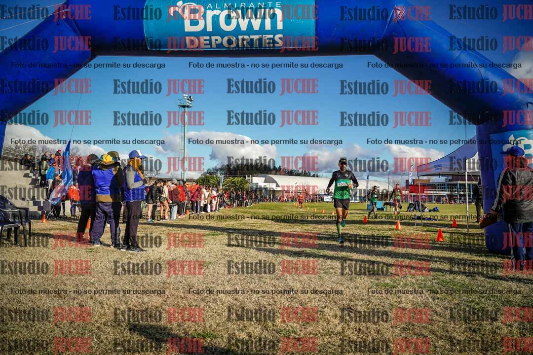 Fotos de la llegada de las postas 4 x 1000 m mixtas