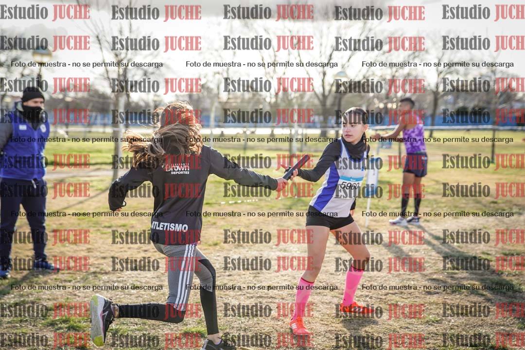 Fotos en el tercer relevo (3000 m de carrera)