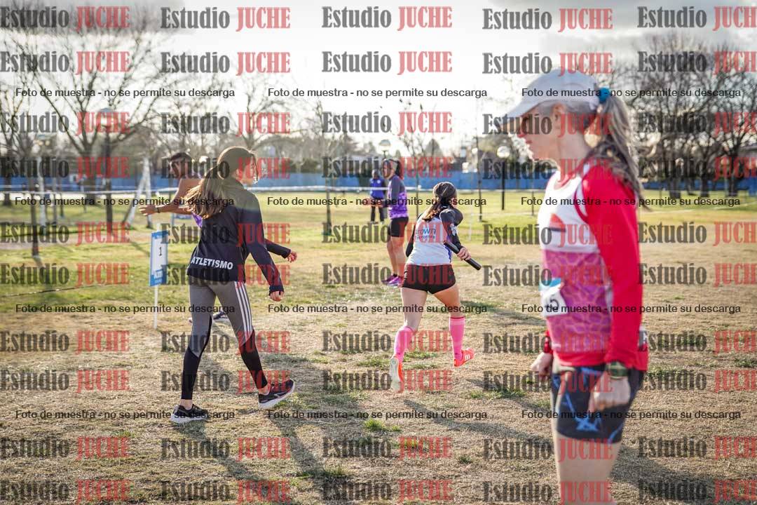 Fotos en el tercer relevo (3000 m de carrera)