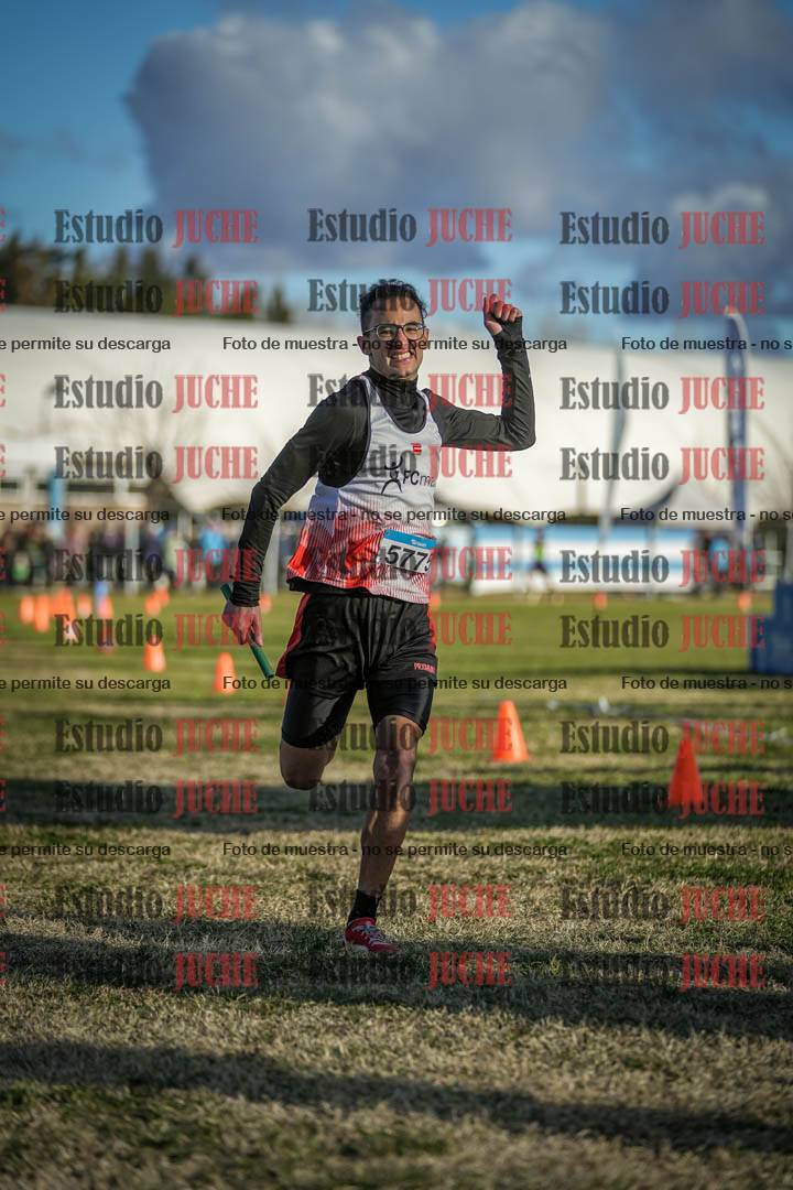 Fotos de la llegada de las postas 4 x 1000 m mixtas