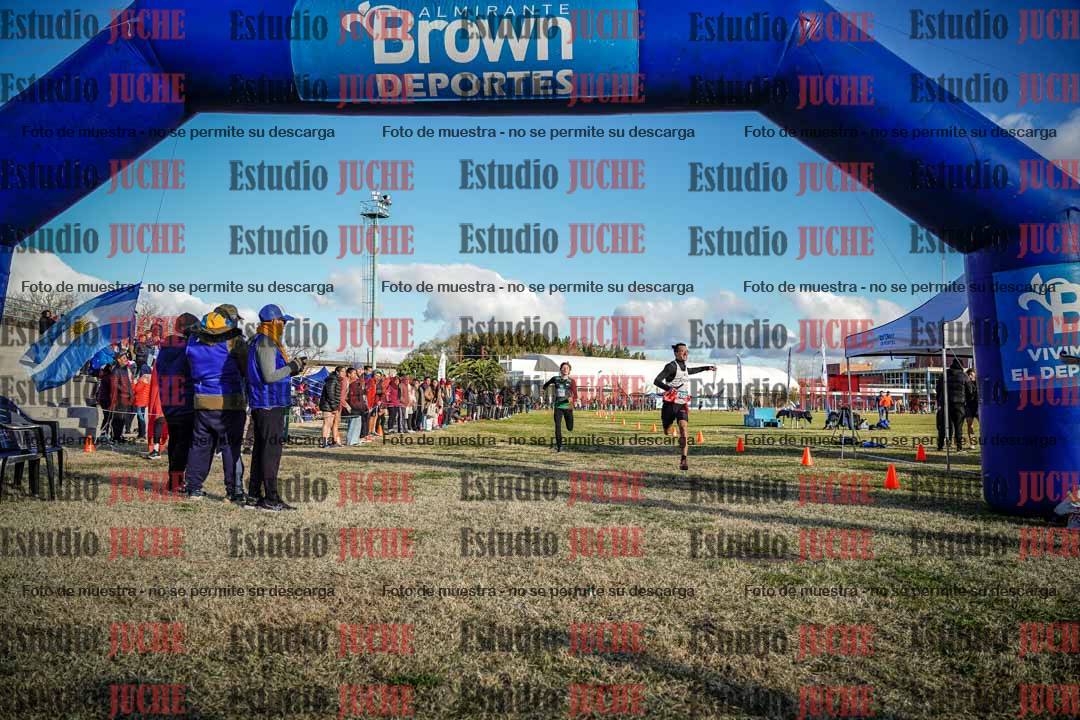 Fotos de la llegada de las postas 4 x 1000 m mixtas