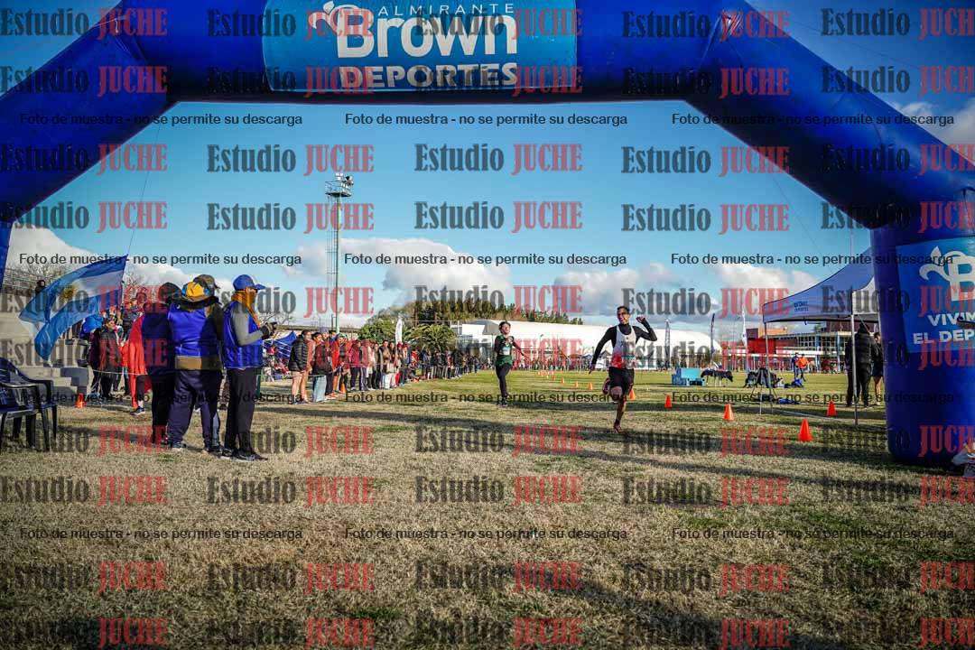 Fotos de la llegada de las postas 4 x 1000 m mixtas