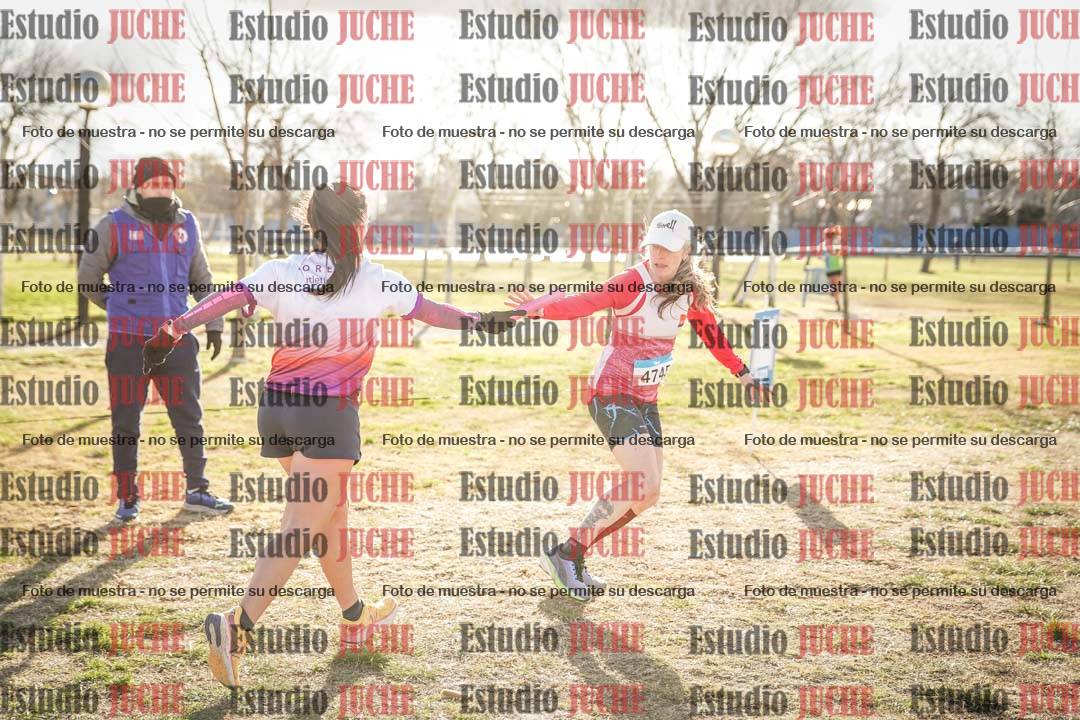 Fotos en el tercer relevo (3000 m de carrera)