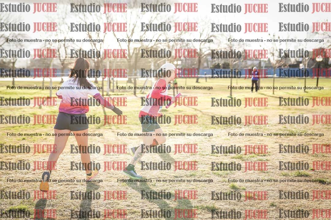 Fotos en el tercer relevo (3000 m de carrera)