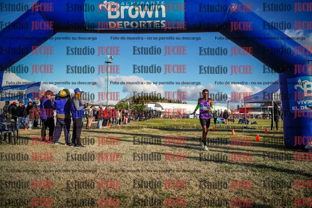 Fotos de la llegada de las postas 4 x 1000 m mixtas