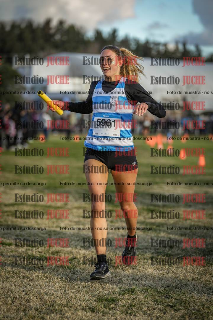 Fotos de la llegada de las postas 4 x 1000 m mixtas