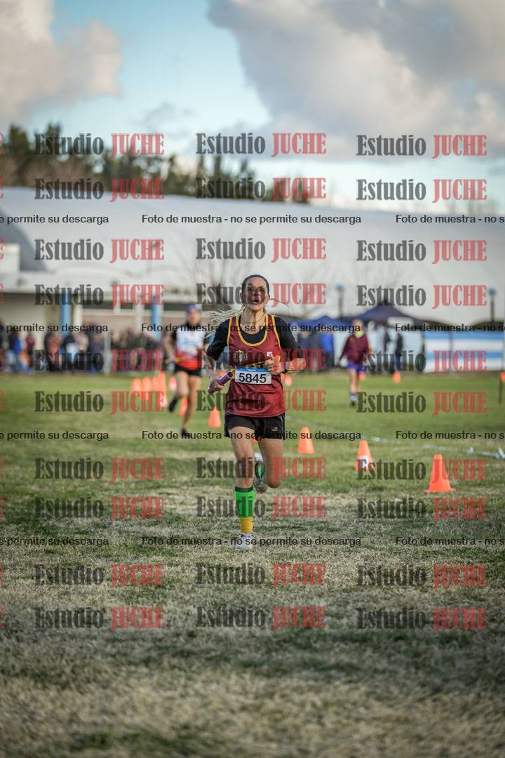 Fotos de la llegada de las postas 4 x 1000 m mixtas