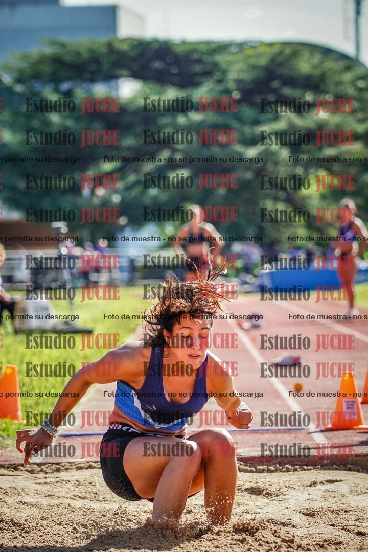 Fotos del salto en largo de mujeres