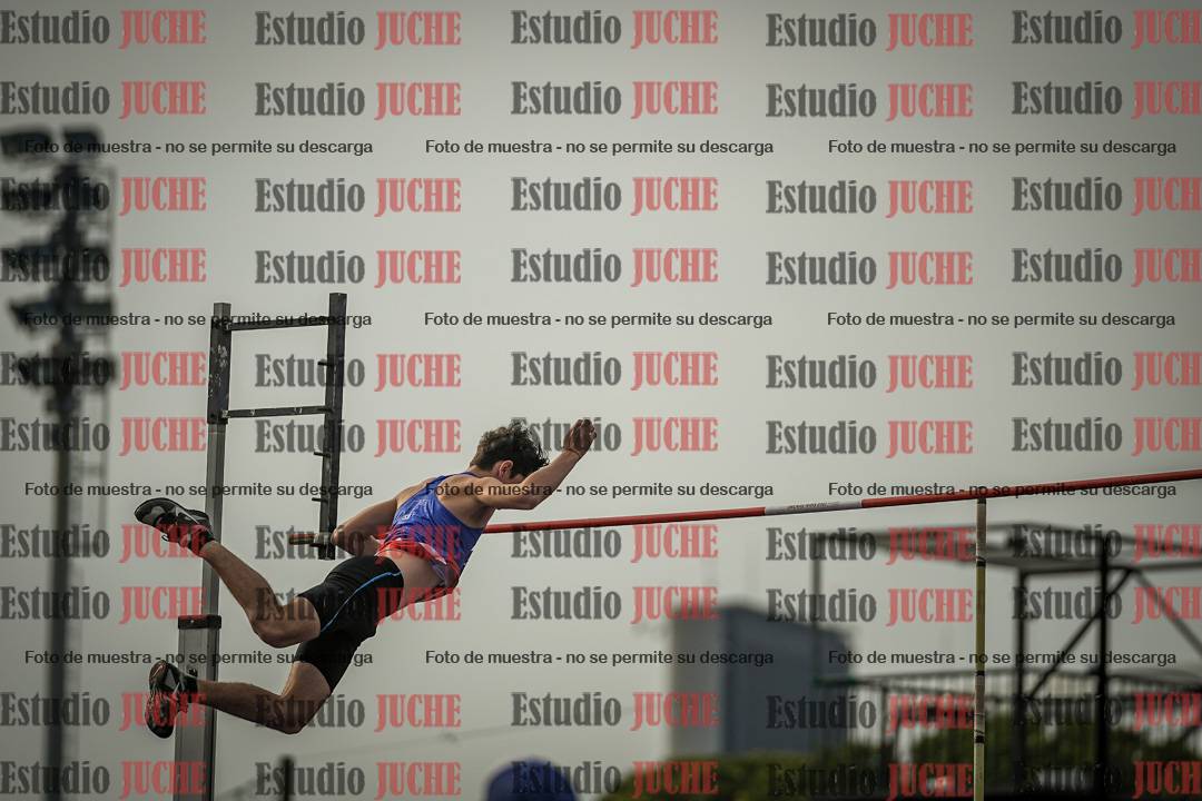 Fotos del salto con garrocha de varones