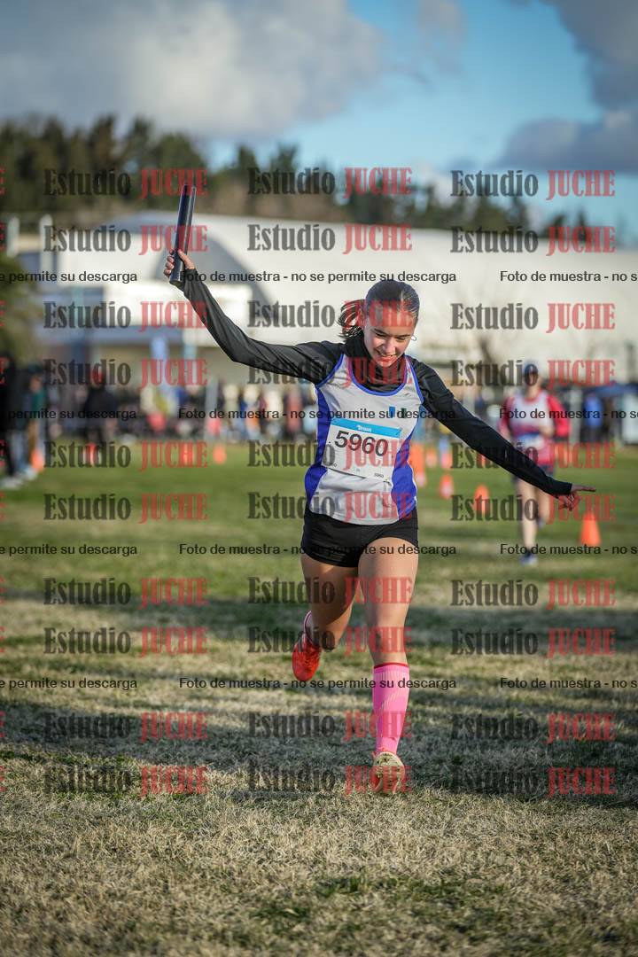 Fotos de la llegada de las postas 4 x 1000 m mixtas