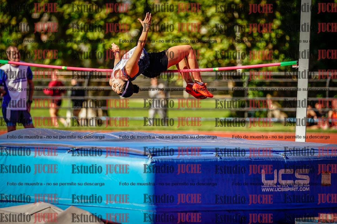 Fotos del salto en alto de mujeres y varones