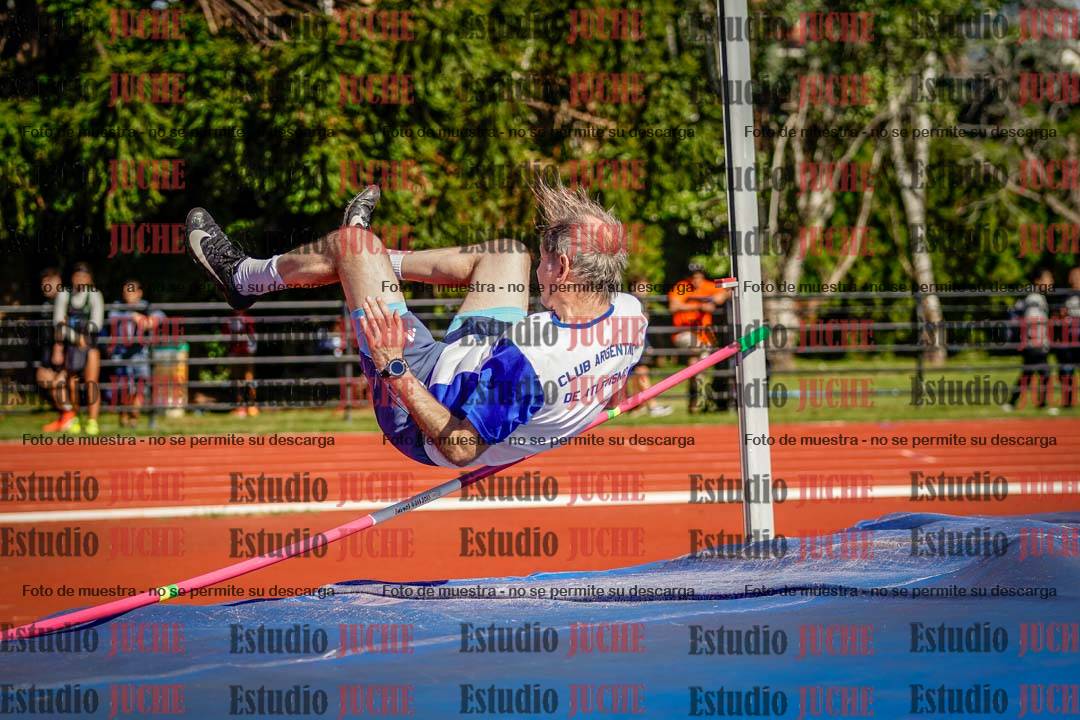 Fotos del salto en alto de mujeres y varones