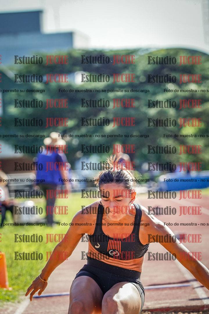 Fotos del salto en largo de mujeres