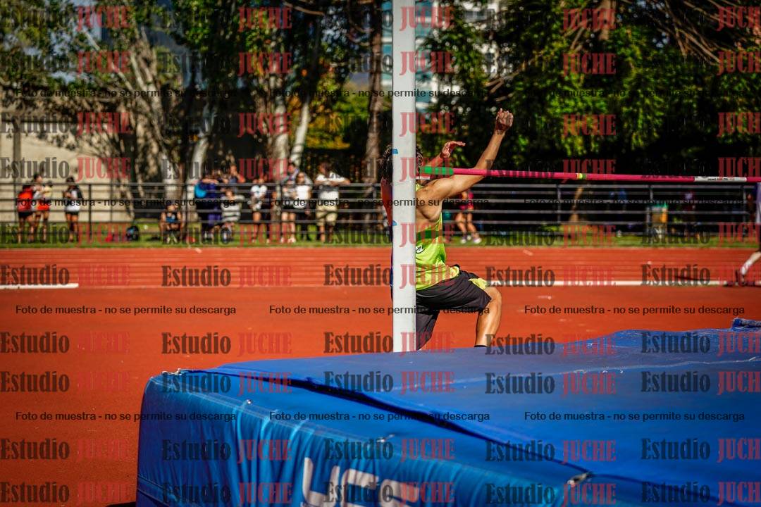 Fotos del salto en alto de mujeres y varones