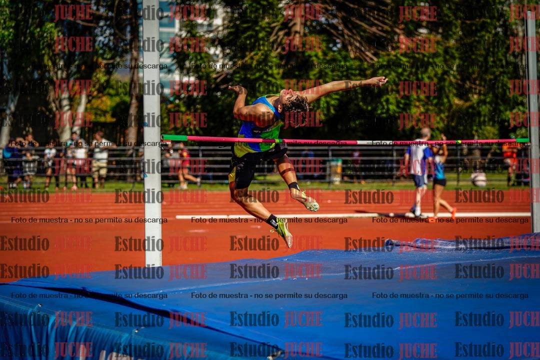 Fotos del salto en alto de mujeres y varones