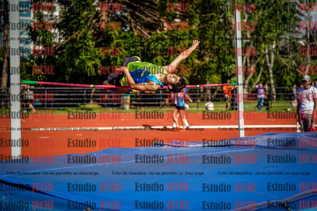 Fotos del salto en alto de mujeres y varones