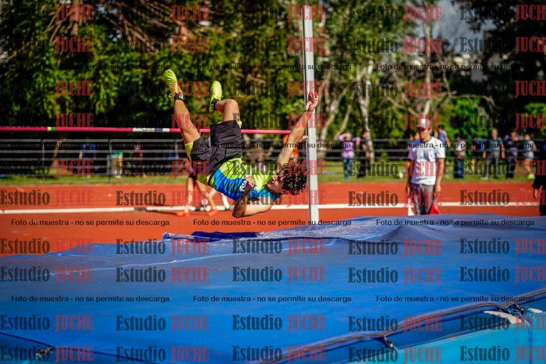 Fotos del salto en alto de mujeres y varones