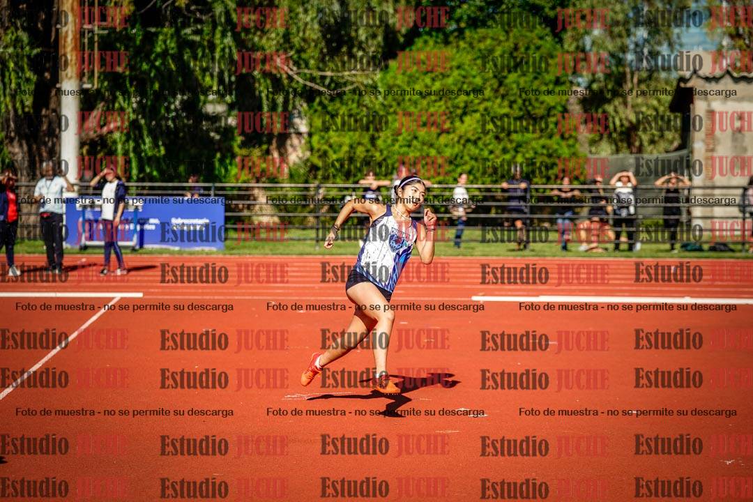 Fotos del salto en alto de mujeres y varones