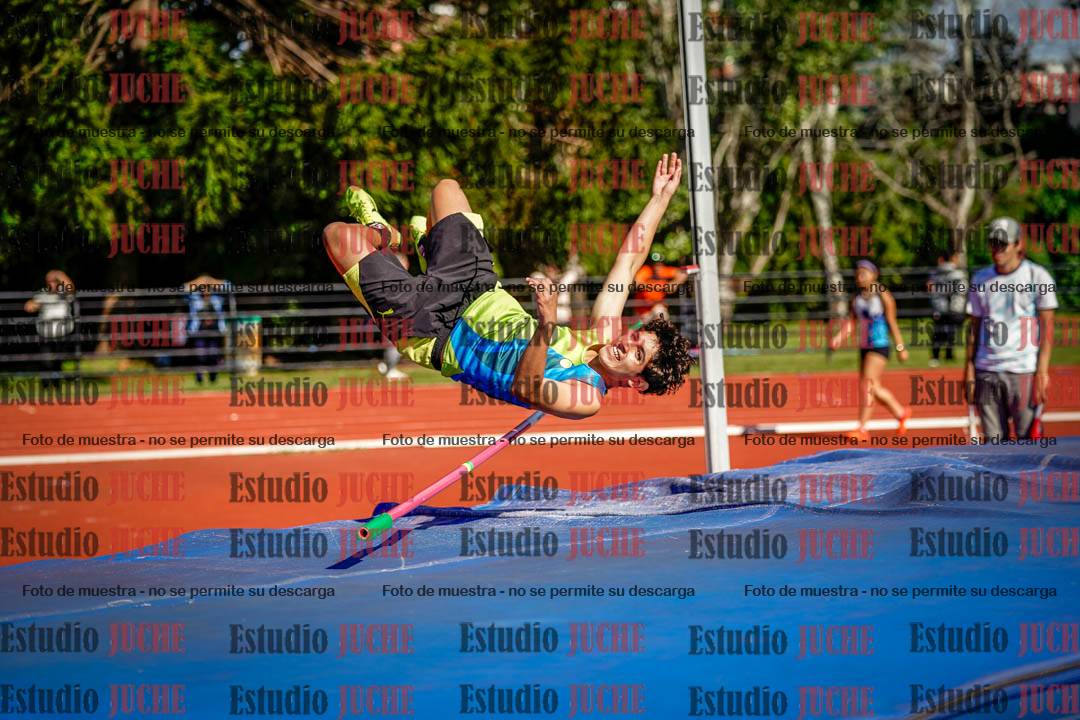 Fotos del salto en alto de mujeres y varones
