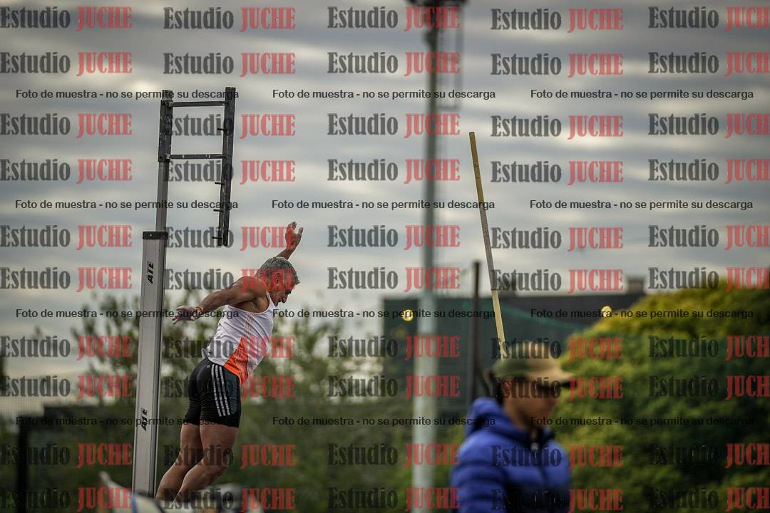 Fotos del salto con garrocha de mujeres y varones