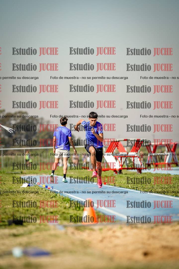 Fotos del salto en largo de varones