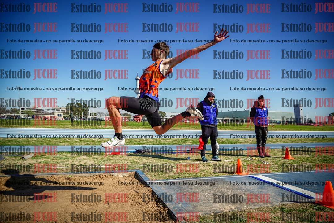 Fotos del salto en largo de varones